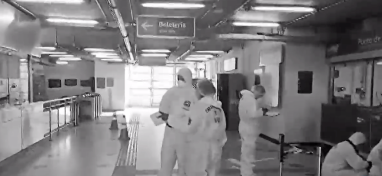 Pelea entre comerciantes ambulantes en Metrotren terminó con un muerto y dos heridos