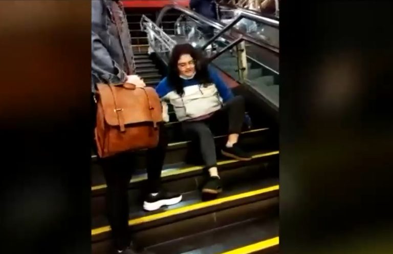 Mujer en situación de discapacidad tuvo que bajar arrastrándose por escaleras del Metro: No había ascensor
