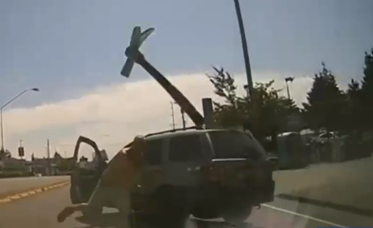 Conductor violento lanza martillo y quiebra el parabrisa al auto que le estaba tocando la bocina