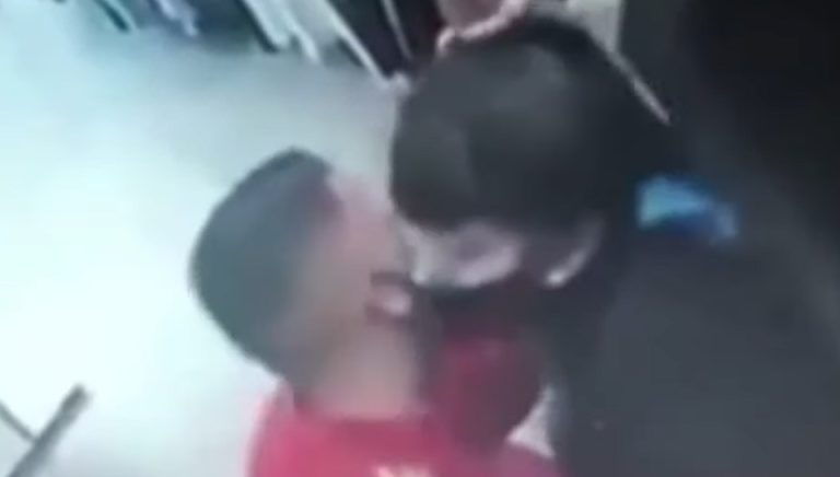 Delincuente entró a robar a una tienda y besó a vendedora para evitar sospechas de clientes