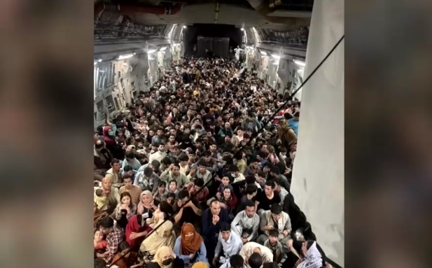 Huida de miles de afganos hacia países vecinos no se detiene: Imagen muestra avión militar con cerca de 800 personas