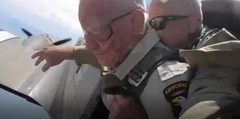 Veterano de la Segunda Guerra Mundial cumplió 100 años y lo celebró saltando en paracaídas