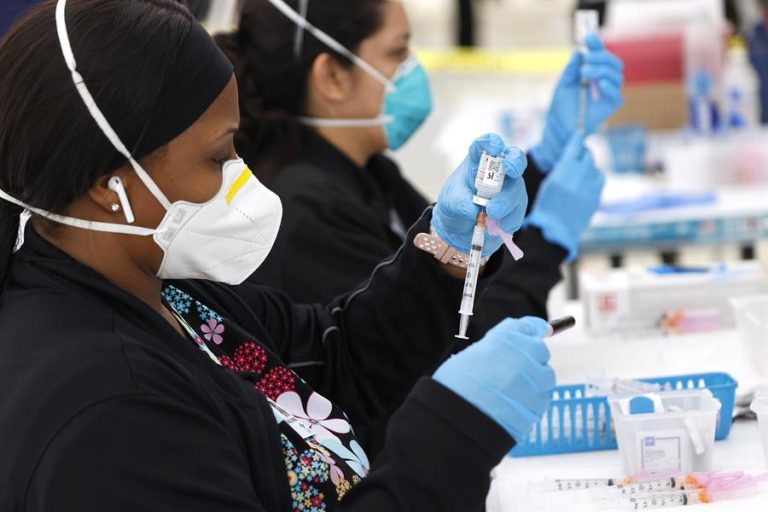 EE.UU. comenzará a administrar dosis de refuerzo a su población a partir de septiembre