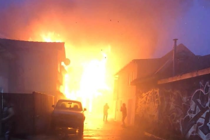 Incendio afecta al menos a dos viviendas en Quintero: Bomberos ya trabaja en el siniestro