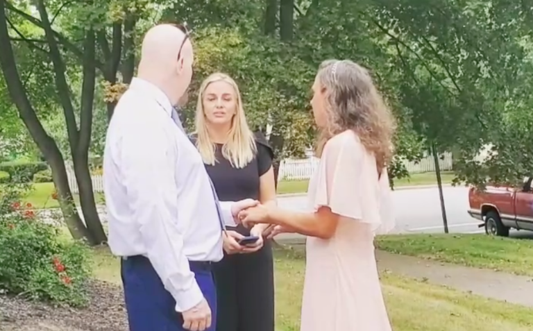 Pasó 32 años en la cárcel por un asesinato y al ser liberado se casó con la hermana de su presunta víctima