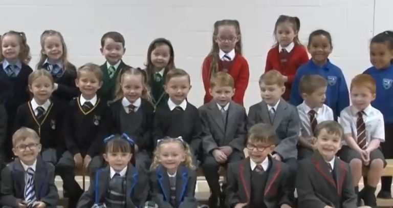 Inusual comienzo de clases: 15 pares de mellizos iniciaron el año escolar en un mismo colegio en Escocia