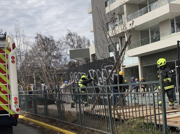 Muro de constructora cayó sobre adultos mayores en Maipú