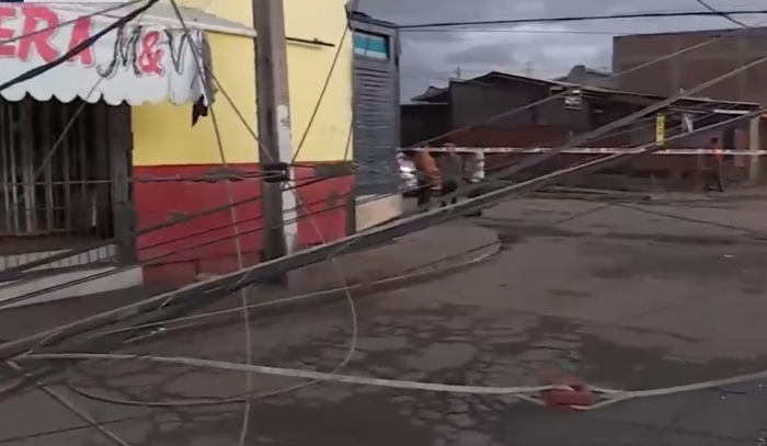 Corte de luz en San Bernardo: Postes del alumbrado público cayeron tras fuertes ráfagas de viento