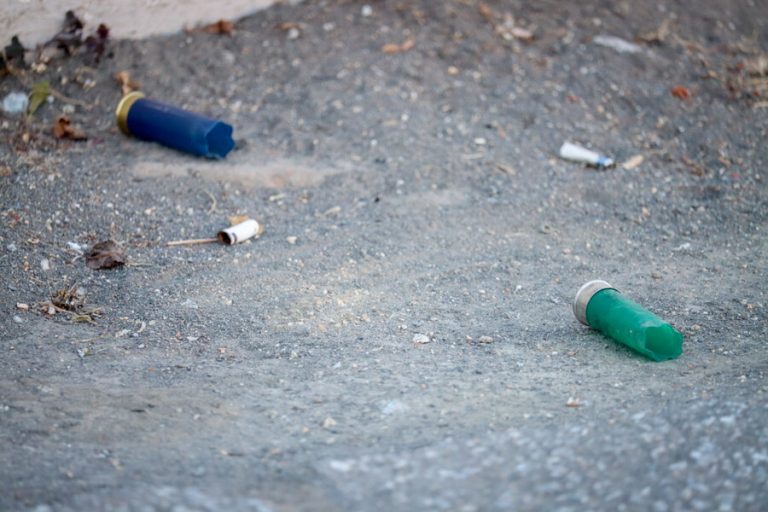 Una persona murió luego que un hombre con el rostro cubierto disparara al interior de un restaurant en Estación Central