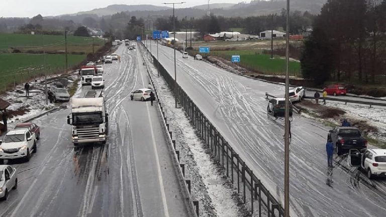 14 vehículos protagonizan accidente de tránsito en Ercilla: Causa sería la granizada