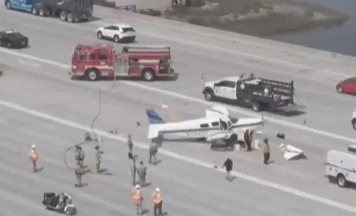 Piloto y pasajero ilesos: Avioneta aterrizó de emergencia en medio de transitada autopista