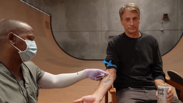 Sangre de Tony Hawk será utilizada para pintar una serie limitada de patinetas con fines benéficos