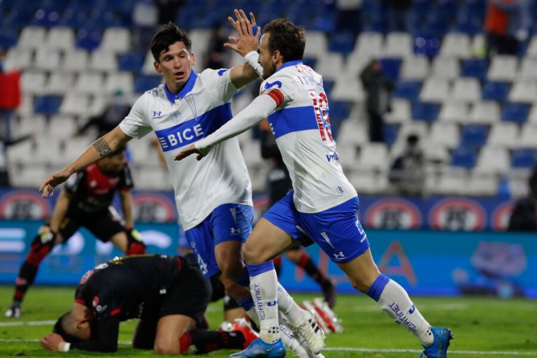 La UC despertó a tiempo y rescató un agónico empate ante Ñublense
