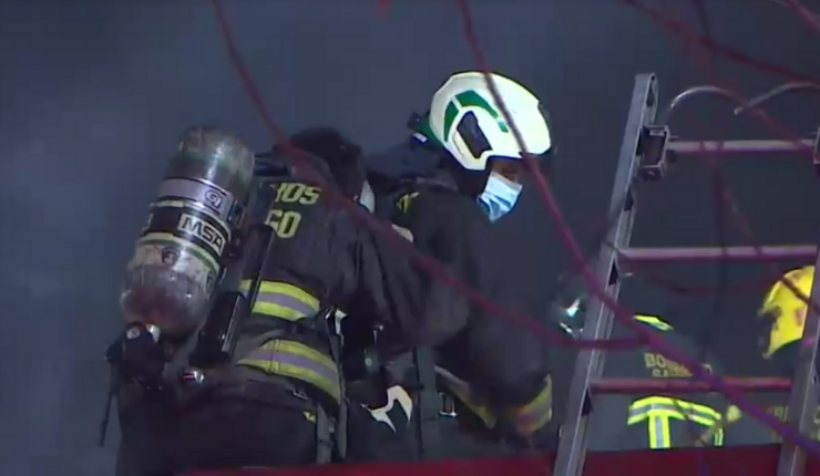 Incendio afectó tres viviendas en Santiago: Bomberos detectó gran cantidad de material combustible en una de las casas