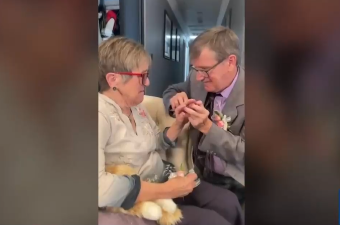 Emotiva historia de amor: Hombre le propone matrimonio cada semana a su esposa con Alzheimer