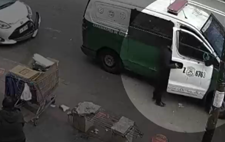 Insólito: Registran descarado robo en patrulla policial durante procedimiento por accidente vehicular