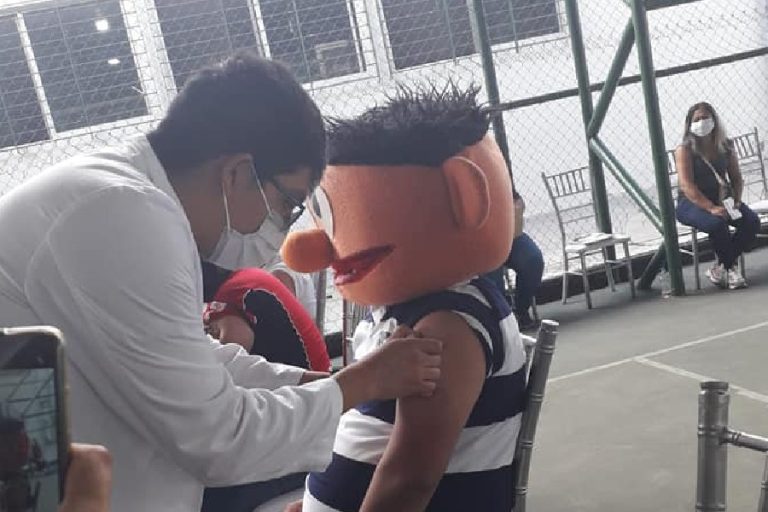 Todo fue un homenaje: Hombre asistió disfrazado a vacunarse para recordar a su hijo que falleció por cáncer