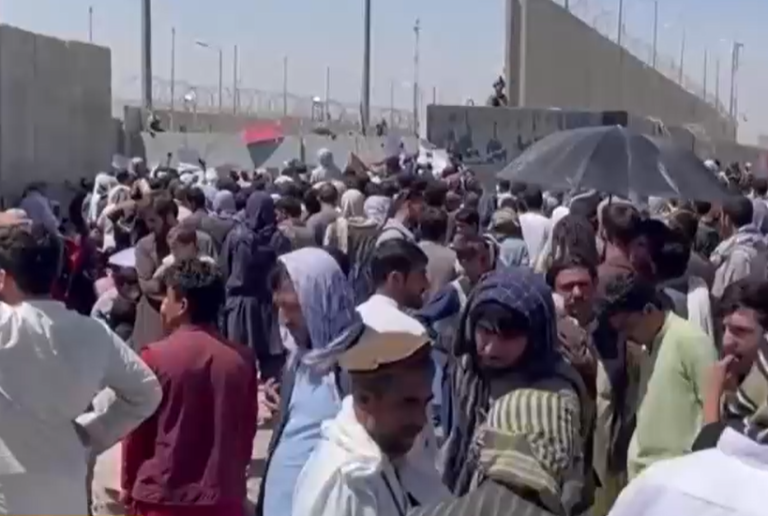 La travesía de las familias afganas que buscan llegar a Chile: 