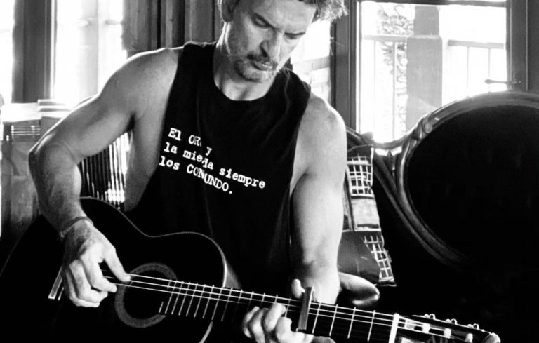 Pasó desapercibido: Ricardo Arjona cantó en el metro de Nueva York y nadie lo reconoció