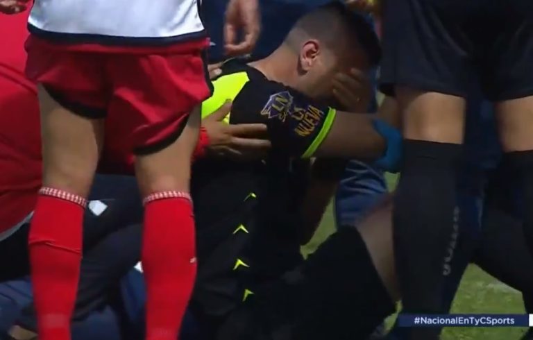 Insólito: Árbitro se dislocó el codo tras tropezarse con un jugador que se ataba los cordones