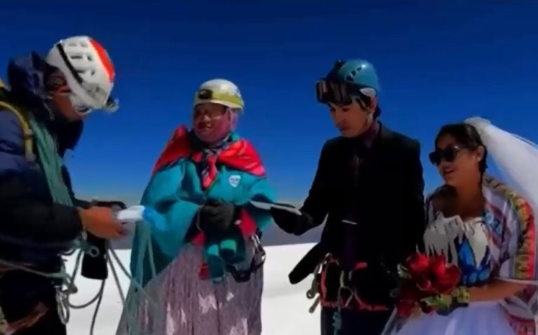 Pareja se casó en la cumbre de una montaña a 6 mil metros de altura: 