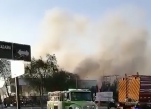 Pudahuel: Bomberos combate incendio en empresa de impresiones ubicada en Enea