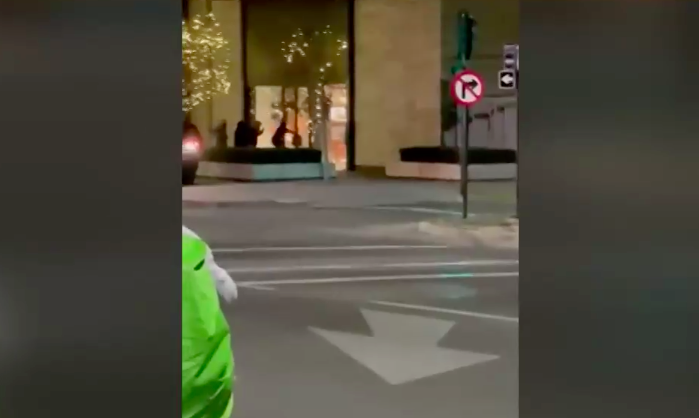 Roban cerca de 40 millones de pesos en asalto a tienda de mall Casa Costanera