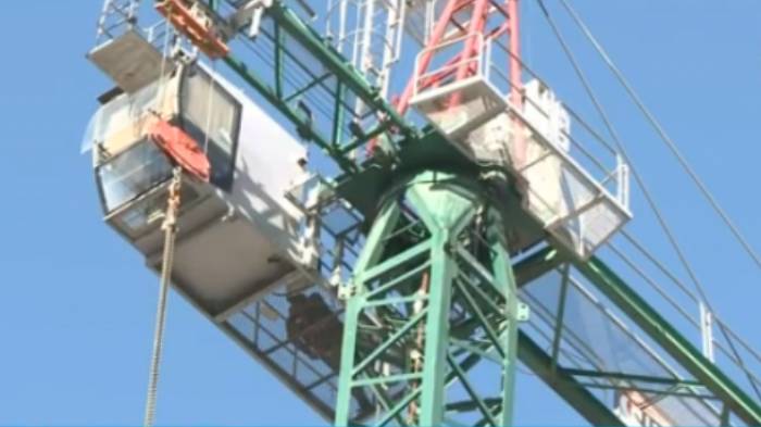 Trabajador se tomó grúa pluma para exigir pago de deuda por parte de empresa constructora