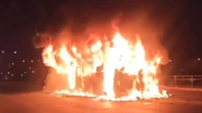 Encapuchados armados quemaron bus del transporte público en Departamental