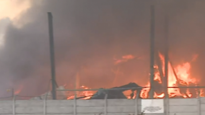 Gran incendio en complejo Los Libertadores de Colina: Bomberos de siete comunas apoyaron al control de la emergencia