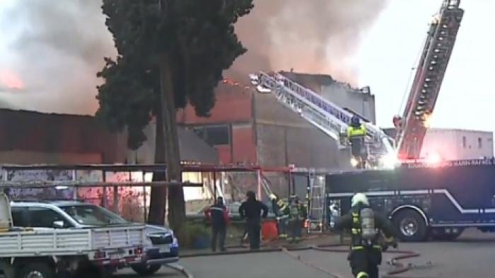 60 evacuados por incendio en cité de Estación Central: 22 carros de Bomberos trabajaron en el siniestro