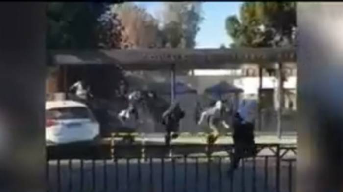 Estaban encapuchados: Estudiantes del Colegio Verbo Divino causaron disturbios y lanzaron bombas de ruido