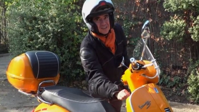 Llegó en su moto naranja: Ignacio Briones dio un especial recorrido por su gran casa