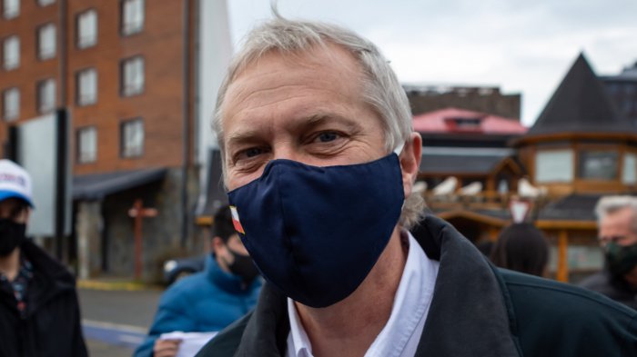 Falso fan pidió fotografía a José Antonio Kast y lo golpeó en la cabeza