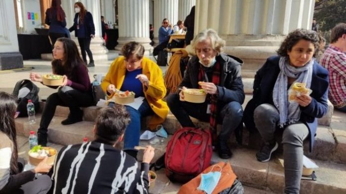 Polémica por constituyentes comiendo en el suelo: Beatriz Sánchez evidenció situación ocurrida desde el inicio de la Convención