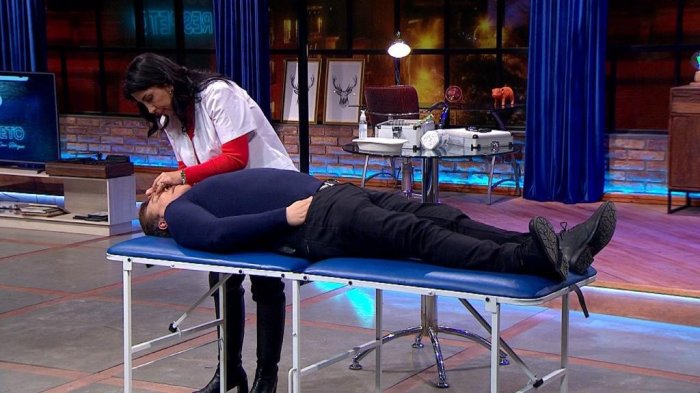 ¡Sin desmayarse! Karla Rubilar realizó una sesión de acupuntura a Julio César