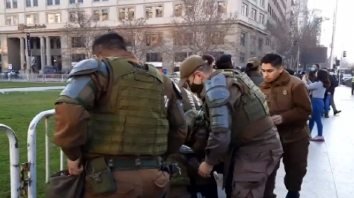 Estudiantes de la ACES se enfrentaron con Carabineros frente a la Moneda
