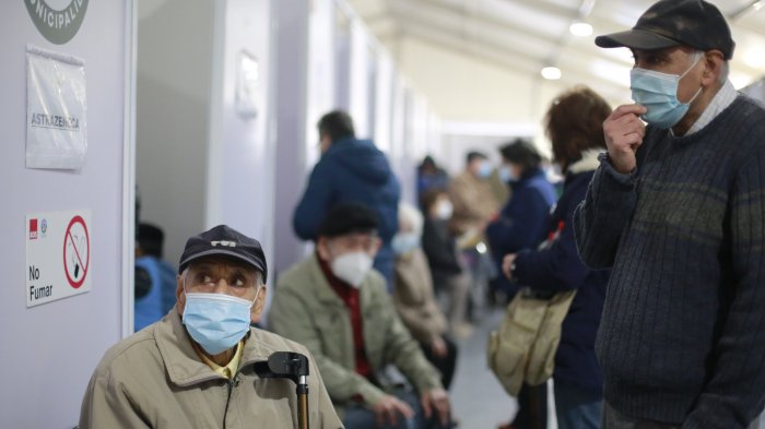 Segundo día de dosis de refuerzo en vacunatorios: Hoy es el turno de adultos de entre 82 y 85 años