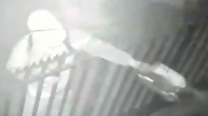 Fue registrado en cámara: Hombre le quemó auto a su vecino en Maipú