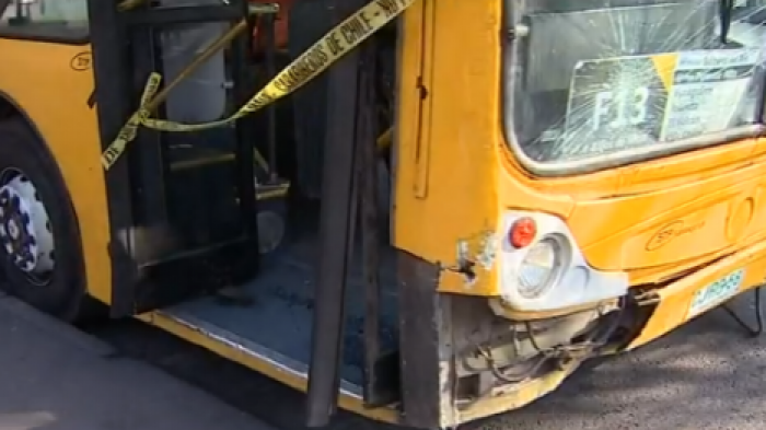 Chofer atropelló a asaltantes tras recibir golpiza: Uno de los delincuentes falleció y el otro permanece grave