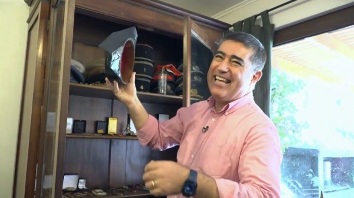 Tiene una reliquia de cascos históricos: La impresionante casa de Mario Desbordes