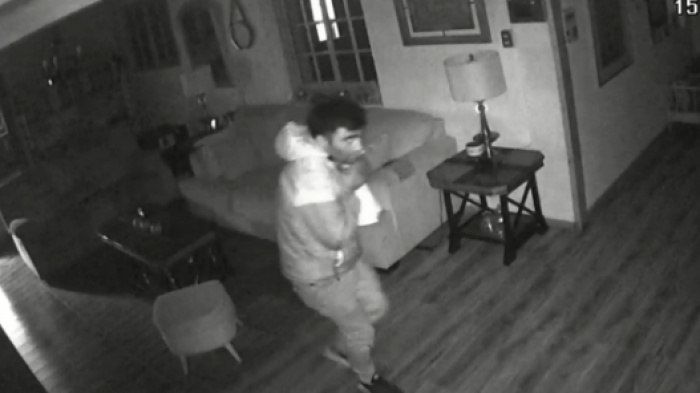 Vecinos frustraron asalto a vivienda en Maipú: Sujeto rompió ventana para ingresar a la casa