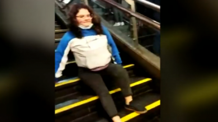 Indignante video de mujer que se arrastra por escaleras del metro: Denuncian falta de ascensores en estación
