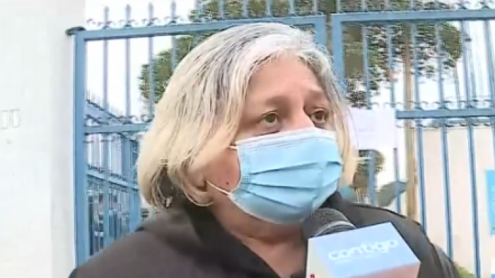 Adultos mayores molestos por falta de vacunas: Llegaron a vacunatorio y se habían acabado