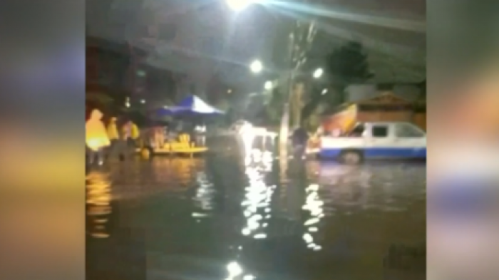 Vecinos de La Florida estuvieron hasta las 4 AM sacando agua de sus casas: Denuncian problemas de alcantarillado