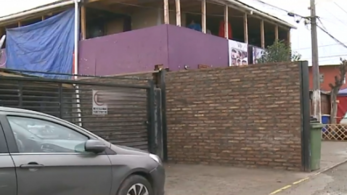 Acusan que impide el libre tránsito: Vecina se tomó vereda y construyó muros de ladrillo fuera de su hogar