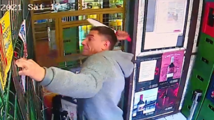 Cliente intento agredir con cuchillo a dueño de botillería en Renca