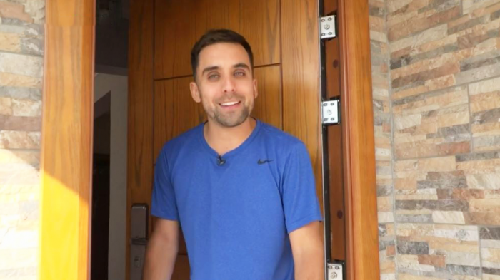 “Esta es la casa de mis padres”: Renato Jofré nos mostró su hogar de infancia y el actual