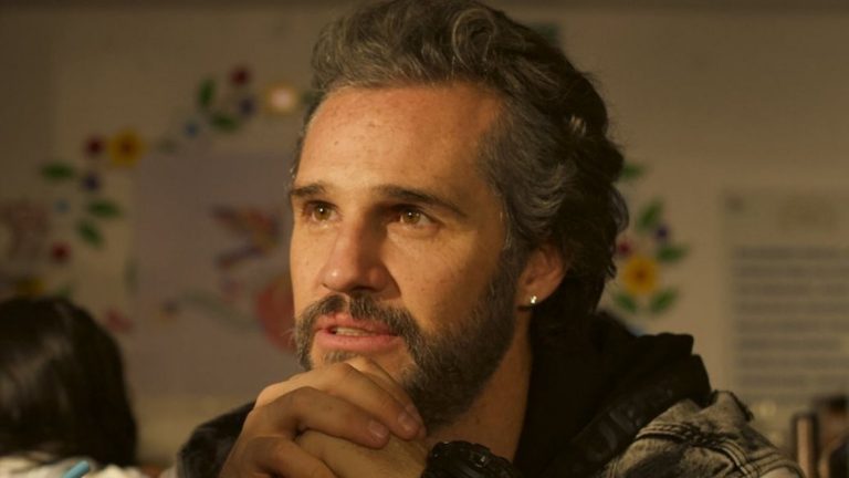 Actor de “La Casa de las Flores” reaparece tras perder una de sus piernas