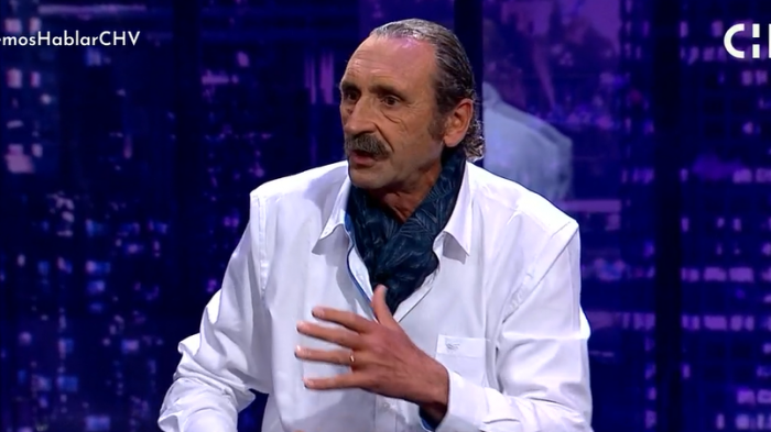 Como pollo en corral ajeno: Benni se descolocó al conocer la prensa chilena